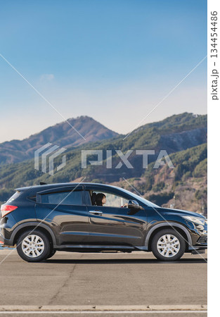 車を運転する若い女性 134454486