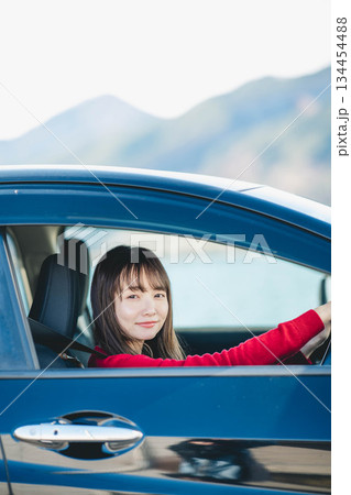 車を運転する若い女性 車を運転する若い女性 134454488