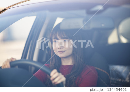 車を運転する若い女性 134454491