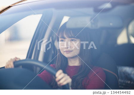 車を運転する若い女性 車を運転する若い女性 134454492