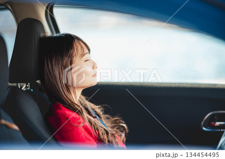 車を運転する若い女性 134454495