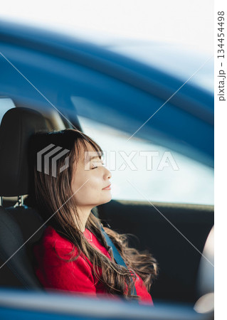 車を運転する若い女性 車を運転する若い女性 134454498