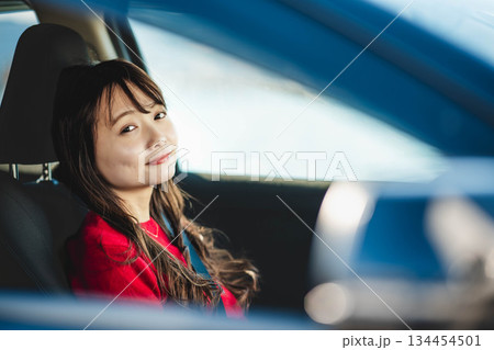 車を運転する若い女性 134454501