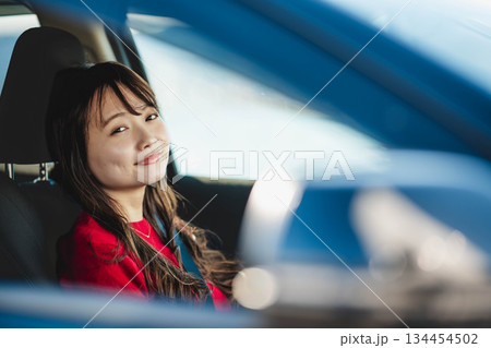 車を運転する若い女性 134454502