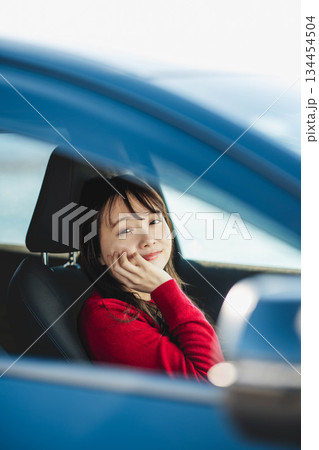 車を運転する若い女性 車を運転する若い女性 134454504