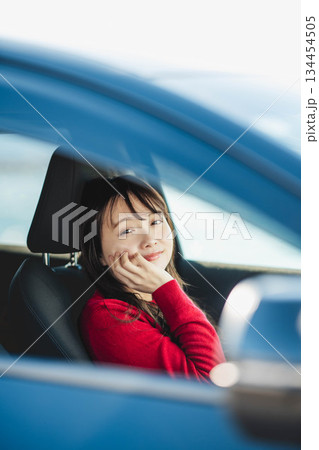 車を運転する若い女性 車を運転する若い女性 134454505