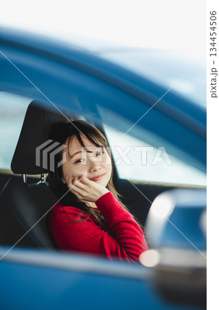 車を運転する若い女性 車を運転する若い女性 134454506