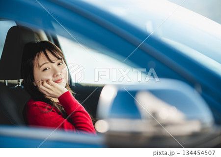 車を運転する若い女性 車を運転する若い女性 134454507