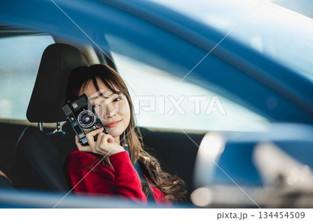 車を運転する若い女性 134454509