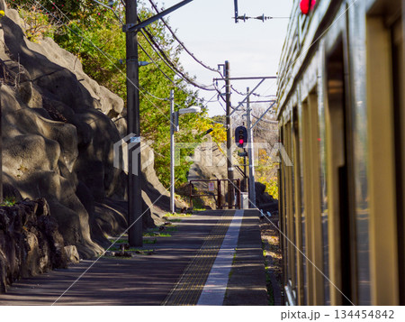 人影のないホームに漂う旅情 列車を待つ静かな時間 Quiet Station Platform 人影のないホームに漂う旅情 列車を待つ静かな時間 Quiet Station Platform 134454842