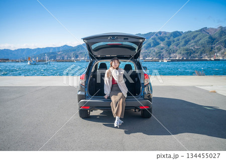 晴れた日の海にドライブにきた若い女性 晴れた日の海にドライブにきた若い女性 134455027