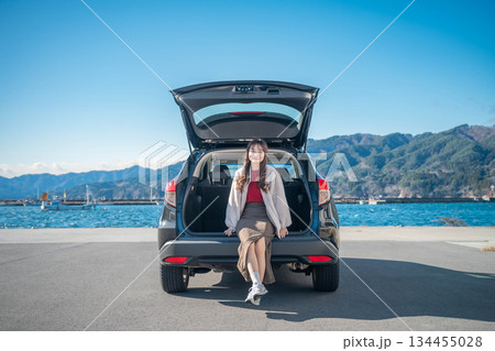 晴れた日の海にドライブにきた若い女性 晴れた日の海にドライブにきた若い女性 134455028