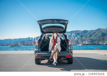 晴れた日の海にドライブにきた若い女性 134455029