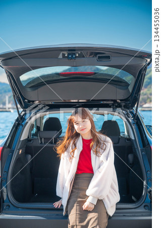 晴れた日の海にドライブにきた若い女性 晴れた日の海にドライブにきた若い女性 134455036