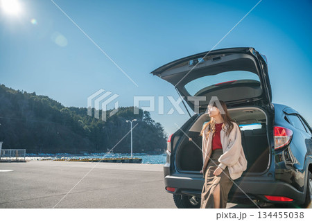 晴れた日の海にドライブにきた若い女性 晴れた日の海にドライブにきた若い女性 134455038