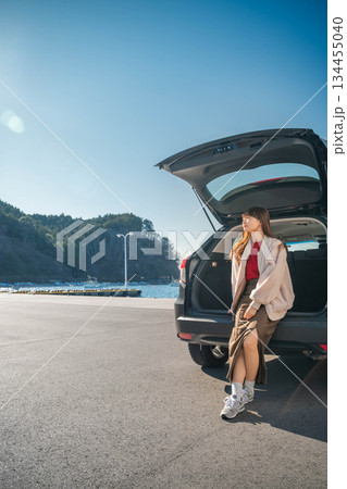 晴れた日の海にドライブにきた若い女性 134455040