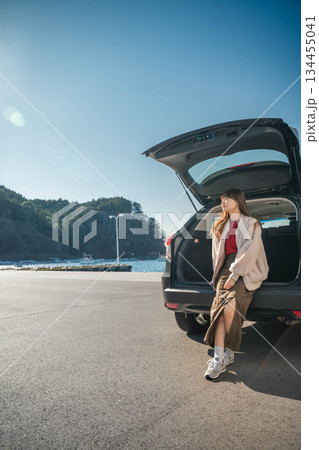 晴れた日の海にドライブにきた若い女性 134455041