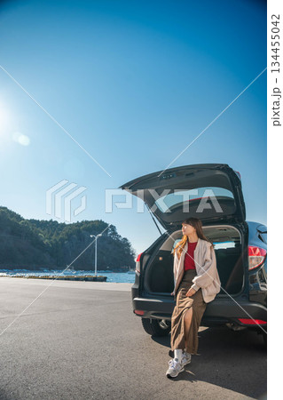 晴れた日の海にドライブにきた若い女性 晴れた日の海にドライブにきた若い女性 134455042