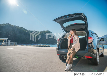 晴れた日の海にドライブにきた若い女性 晴れた日の海にドライブにきた若い女性 134455043