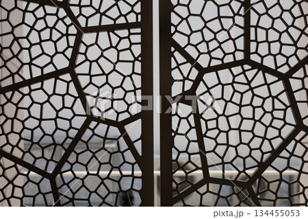 ランダムなパターンの金属フェンス 134455053