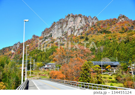 万年橋／吾妻川より岩櫃山方面を望む(群馬県東吾妻町)【2025.11】 134455124