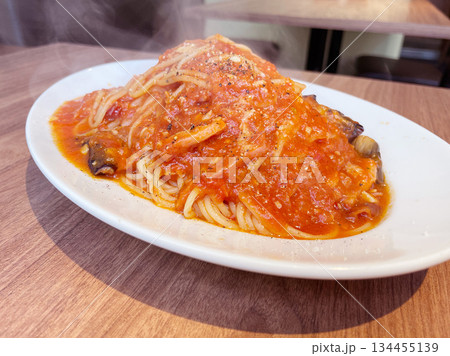 ベーコンと揚げナスのトマトソーススパゲッティ ナスの旨みが際立つパスタ ベーコンと揚げナスのトマトソーススパゲッティ ナスの旨みが際立つパスタ 134455139