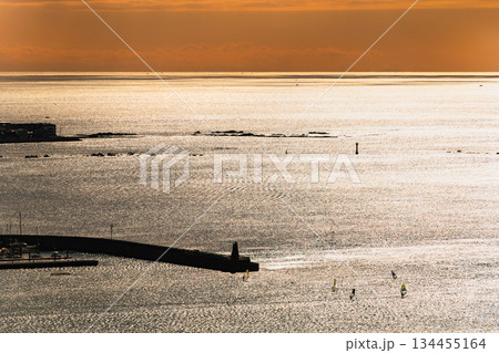 冬の陽光がきらめく相模湾　夕景 134455164