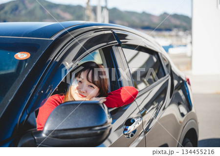晴れた日に車を運転する若いロングヘアの女性 134455216