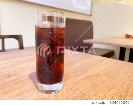 グラスに入ったアイスコーヒー 夏の定番冷たいコーヒードリンク グラスに入ったアイスコーヒー 夏の定番冷たいコーヒードリンク 134455245