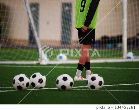 サッカーチームの練習 134455261