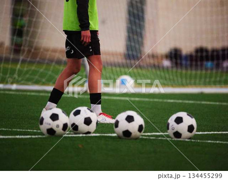 サッカーチームの練習 134455299