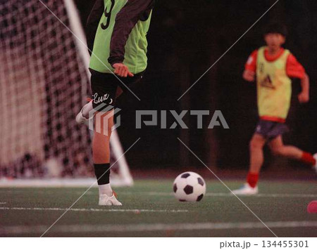サッカーチームの練習 134455301