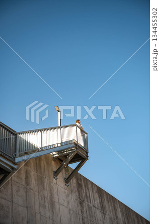 階段に座って空を見上げる若い女性 134455302