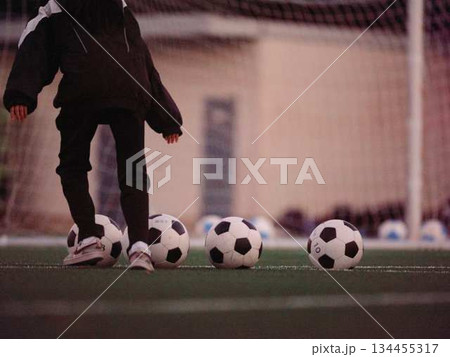 サッカーチームの練習 134455317