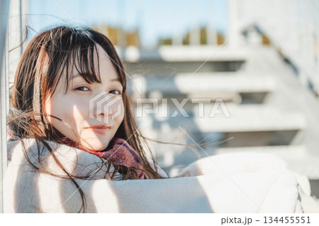 マフラーをした若い女性 マフラーをした若い女性 134455551