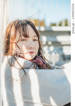 マフラーをした若い女性 134455554