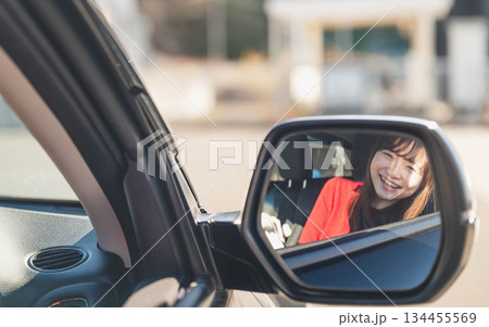 サイドミラー越しの若い女性 134455569