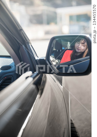 サイドミラー越しの若い女性 134455570