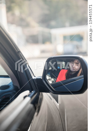 サイドミラー越しの若い女性 134455571