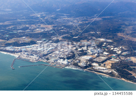 福島第一原子力発電所を空撮 134455586
