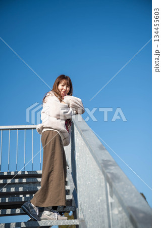 階段を登る女性 134455603