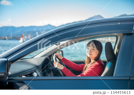 車の窓から景色を眺める女性 車の窓から景色を眺める女性 134455613