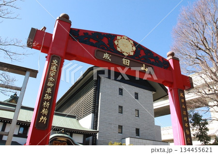 成田山東京別院深川不動堂（深川不動尊）の境内にある「交通安全祈祷殿の入口」 134455621