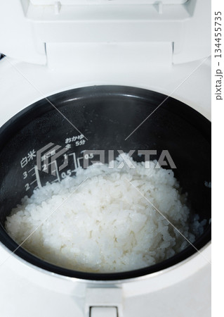 炊飯釜の中に入った残りのご飯 炊飯釜の中に入った残りのご飯 134455735