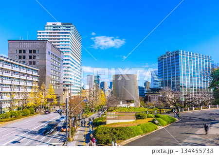 日本の東京都市景観あの悲劇を忘れてはならない…九段下駅前の昭和館などを望む。日の丸が…＝17日 134455738