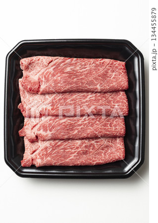 トレーに入った牛肉 白バック トレーに入った牛肉 白バック 134455879
