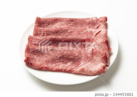 白皿に乗った牛肉 白バック 白皿に乗った牛肉 白バック 134455881