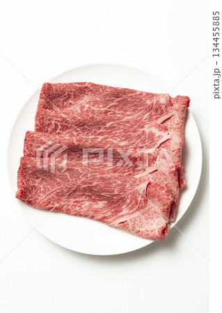白皿に乗った牛肉 白バック 白皿に乗った牛肉 白バック 134455885