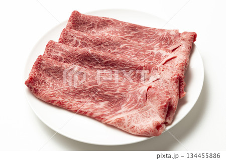 白い皿に乗った牛肉　白バック 134455886