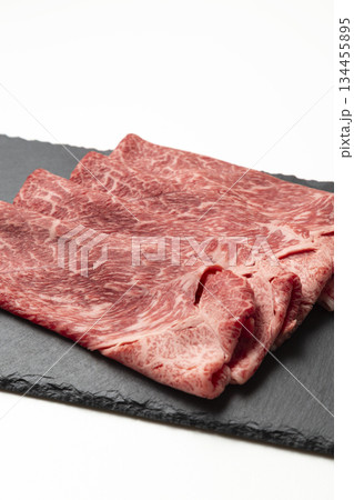 黒皿に乗った牛肉　白バック 134455895